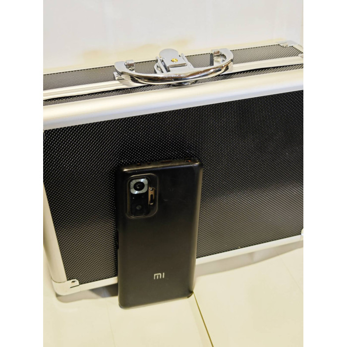 Металлопластиковый кейс для оборудования с ключом и поролоновым наполнителем размером 30×20×10 см