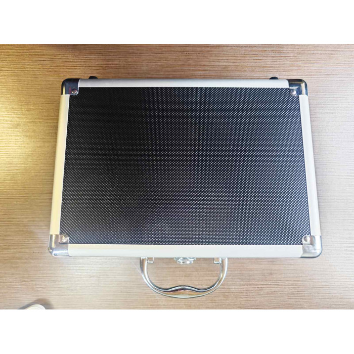 Металлопластиковый кейс для оборудования с ключом и поролоновым наполнителем размером 30×20×10 см