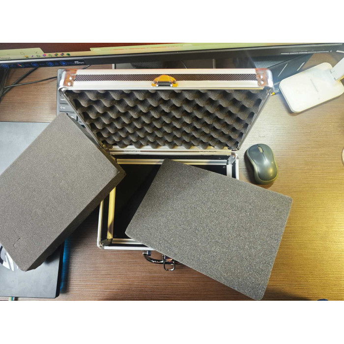 Металлопластиковый кейс для оборудования с ключом и поролоновым наполнителем размером 30×20×10 см