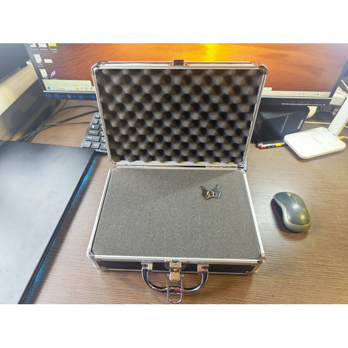 Металлопластиковый кейс для оборудования с ключом и поролоновым наполнителем размером 30×20×10 см