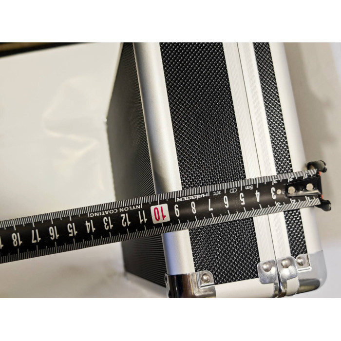 Металлопластиковый кейс для оборудования с ключом и поролоновым наполнителем размером 30×20×10 см